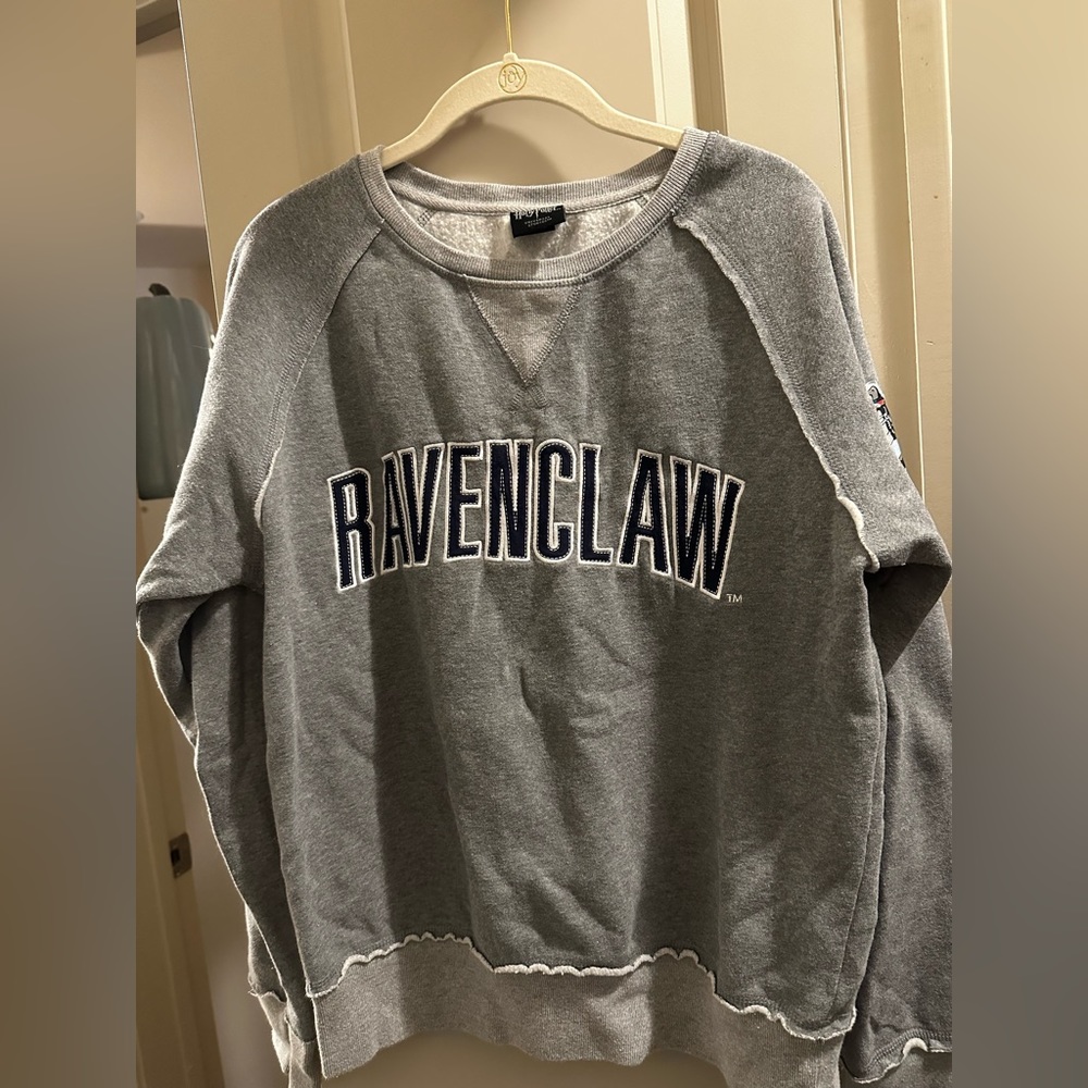 Universal Studios Harry Potter World Ravenclaw Sweatshirt - Size M.